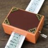 Gepersonaliseerd Houten Muziekdoosje 15 Noten Oranje Leder